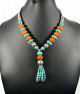 Collier ethnique artisanal avec pierres orange et turquoise agremente de breloques et d'armatures argentees