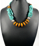 Collier ethnique artisanal avec pierres orange et turquoise agremente de breloques et d'armatures argentees