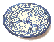 Assiette marocaine decorative en poterie emaillee peinte en blanc et bleu et ornee de motifs